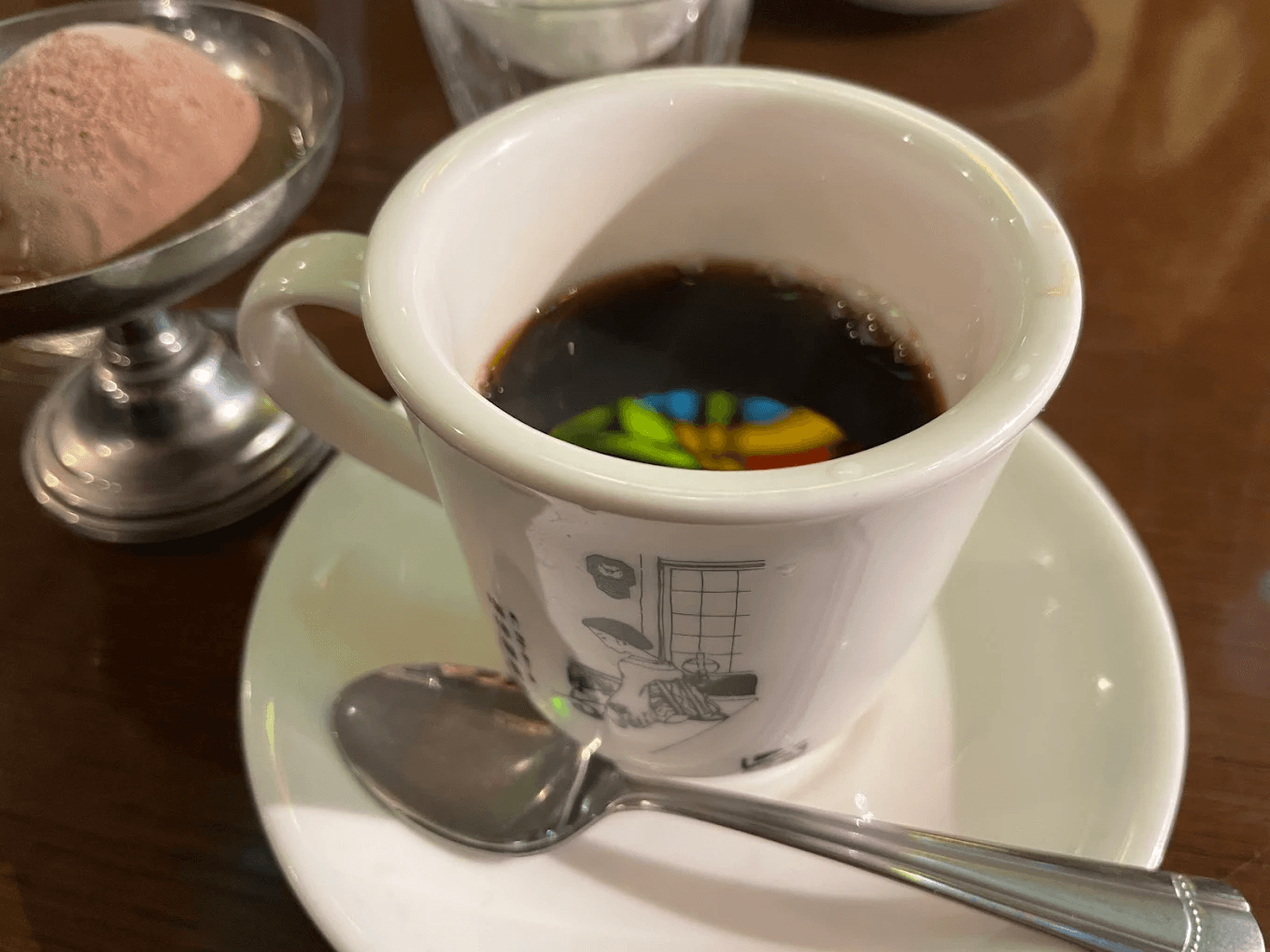 ステンドグラスが映る一杯