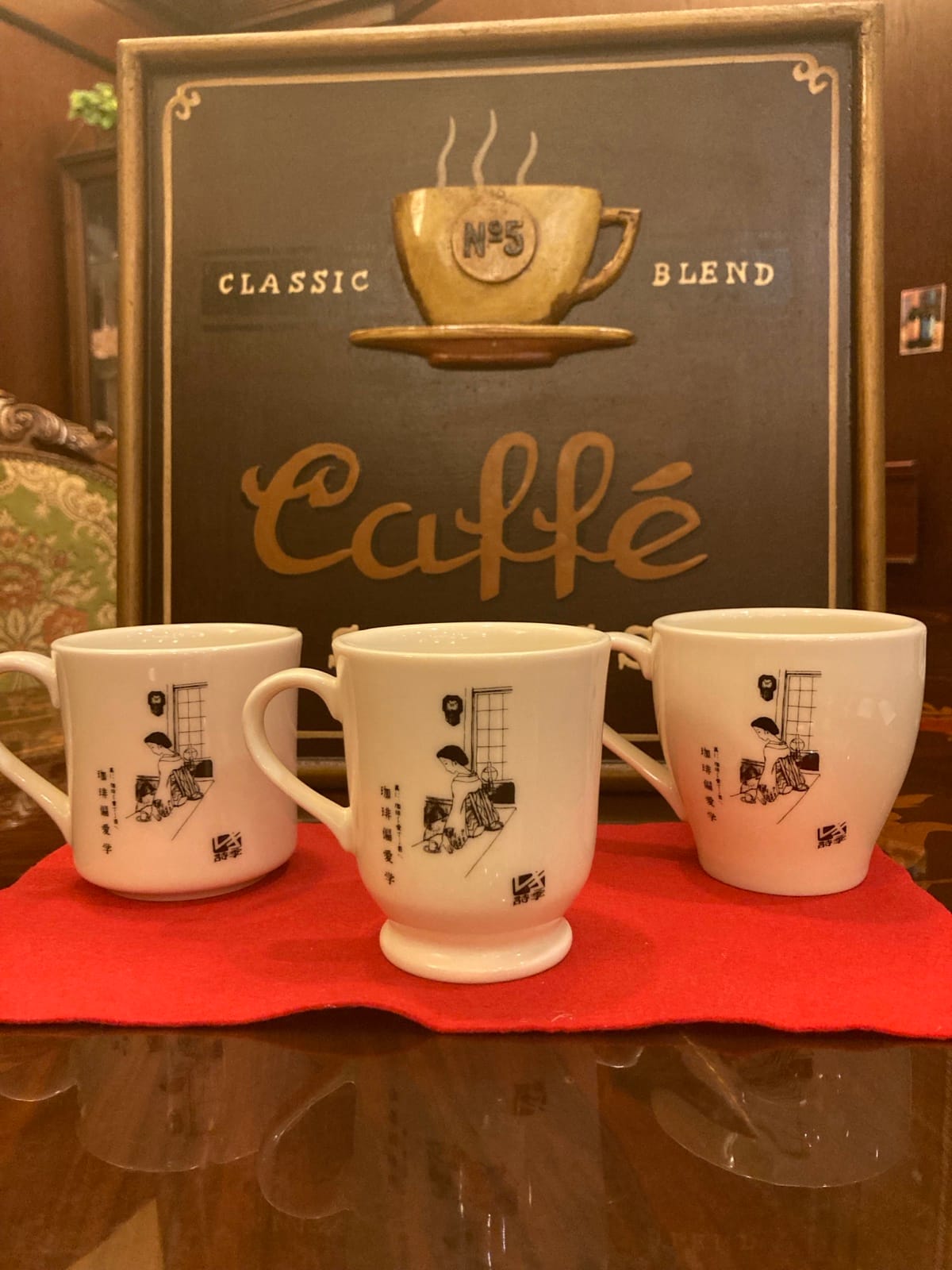 詩季のカップとCAFE BLENDの看板