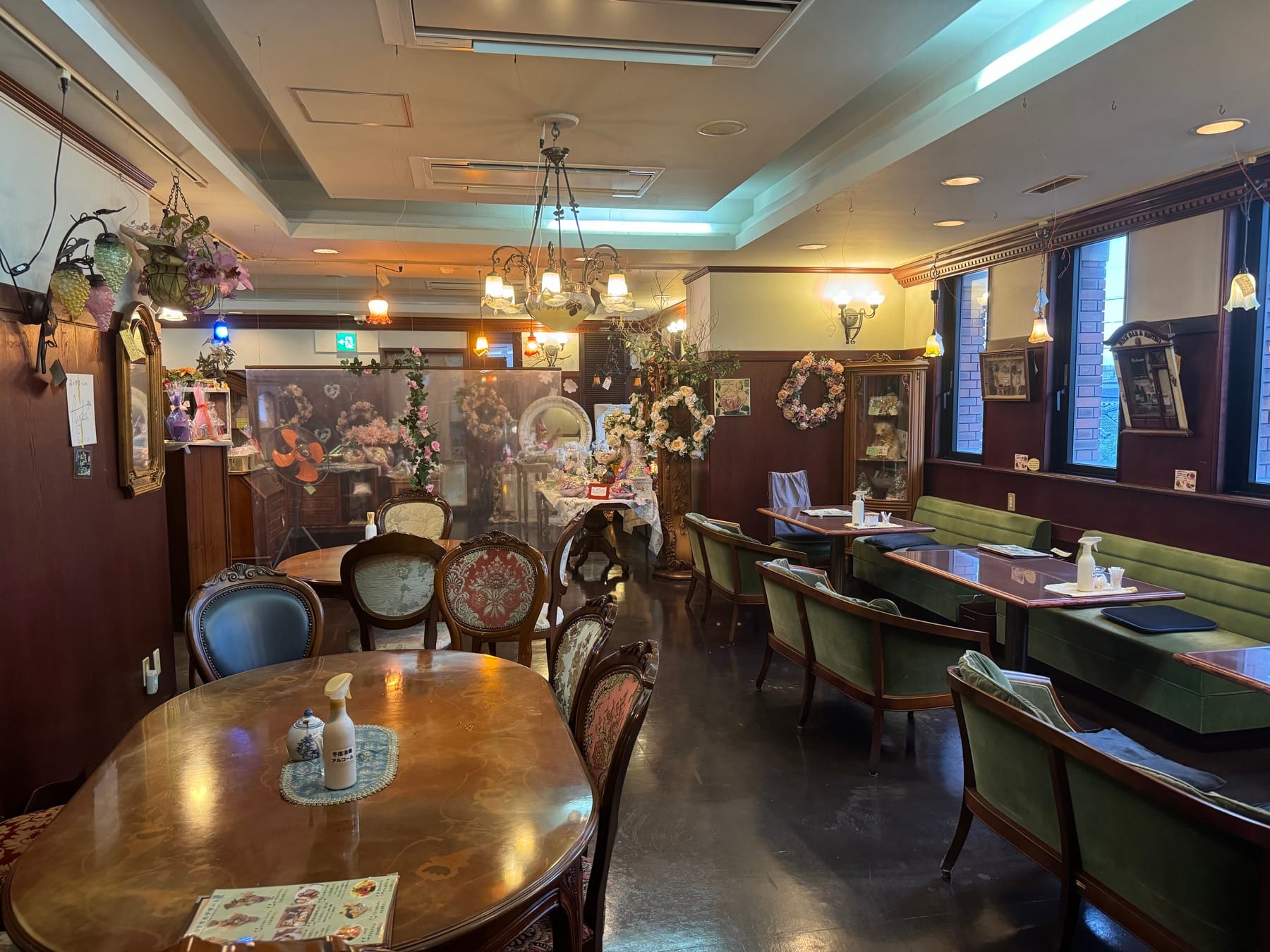 夕暮れの店内