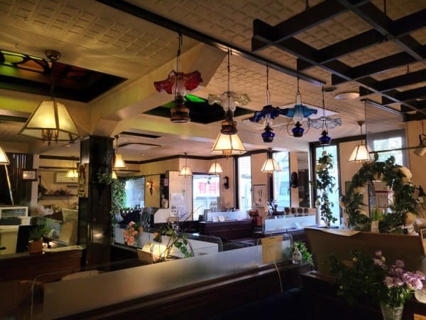 森の詩季 店内（ステンドグラスランプ）