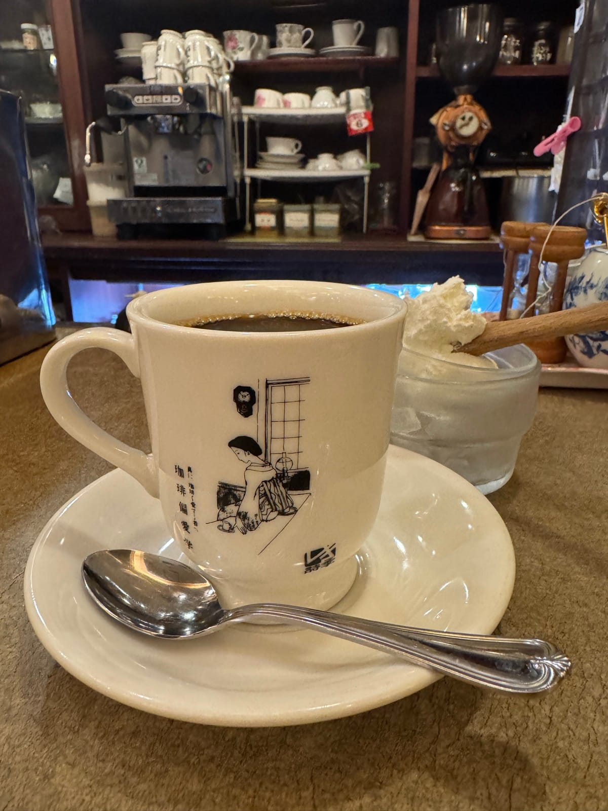 ネルドリップで一杯ずつ淹れる詩季の珈琲