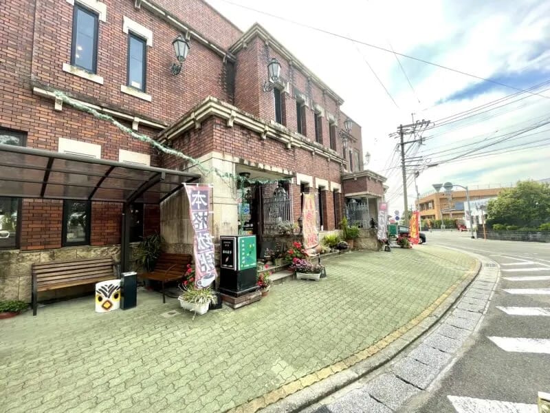 喫茶 森の詩季の外観 — 宮崎市新別府町前浜の赤レンガ建築の喫茶店